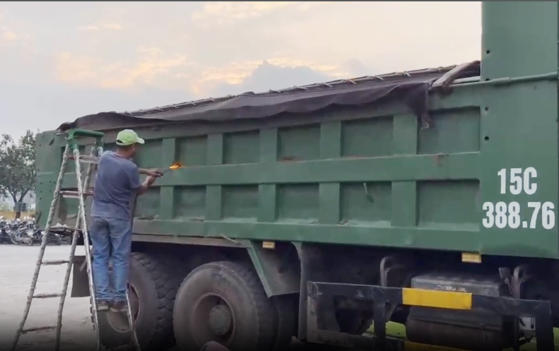 Trạm CSGT Lưu Kiếm (Phòng CSGT) vận động 02 chủ ô tô tải tháo bỏ phần cơi nới thành thùng